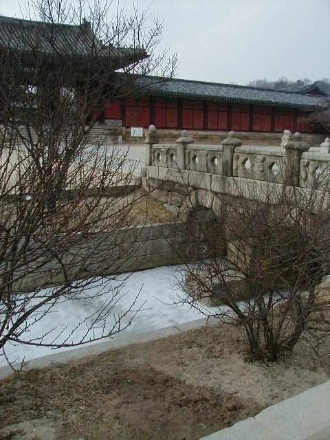 kr - frozen stream at temple.JPG, 1/3/2005, 84 kB