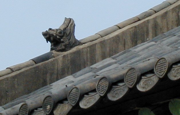 kr - gargoyle on roof.JPG, 1/3/2005, 46 kB