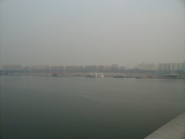 kr - no smog in seoul.JPG, 1/3/2005, 55 kB