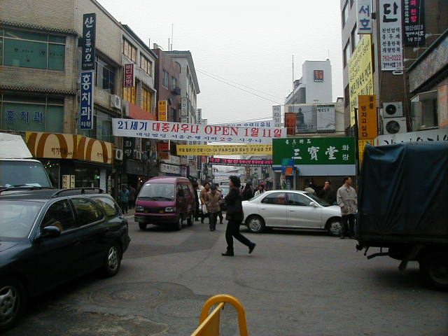 kr - seoul random street scene 3.JPG, 1/3/2005, 59 kB