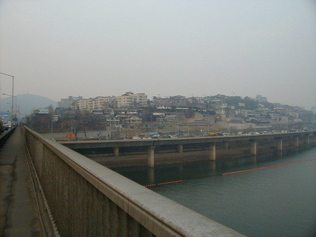kr - walking across the bridge.JPG, 1/3/2005, 59 kB