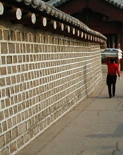 kr - woman carries boxes.JPG, 1/3/2005, 27 kB