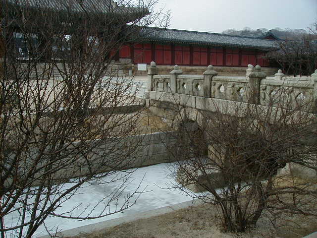 kr chongmyo frozen river.JPG, 1/3/2005, 63 kB