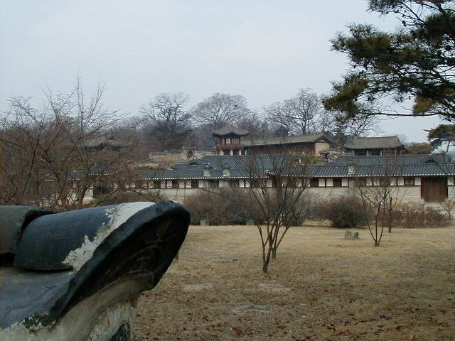kr chongmyo tower 2.JPG, 1/3/2005, 60 kB