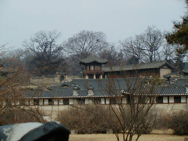 kr chongmyo tower.JPG, 1/3/2005, 61 kB