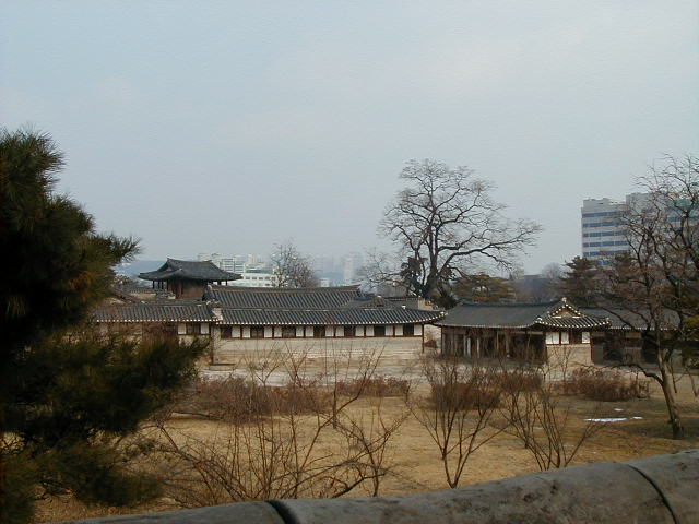 kr chongmyo with city 1.JPG, 1/3/2005, 56 kB