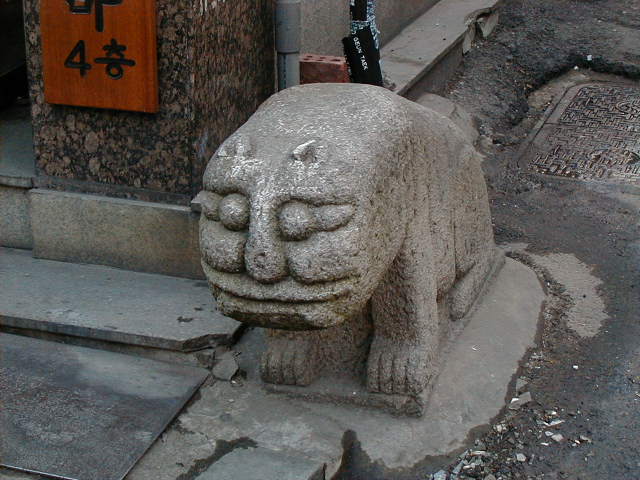kr gargoyle on street.JPG, 1/3/2005, 60 kB