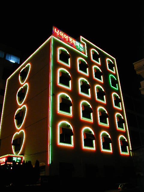 kr love hotel.JPG, 1/3/2005, 55 kB