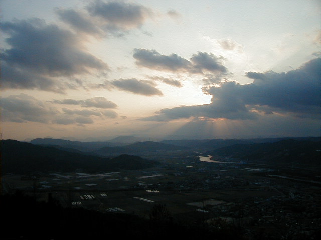 karatsu - sun thru clouds.JPG, 1/3/2005, 54 kB