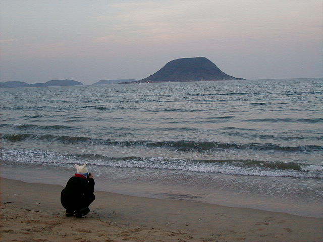 karatsu betty takes a pic of the ocean.JPG, 1/3/2005, 61 kB