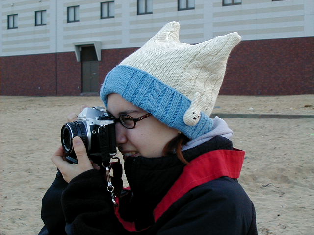 karatsu betty takes a pic.JPG, 1/3/2005, 57 kB