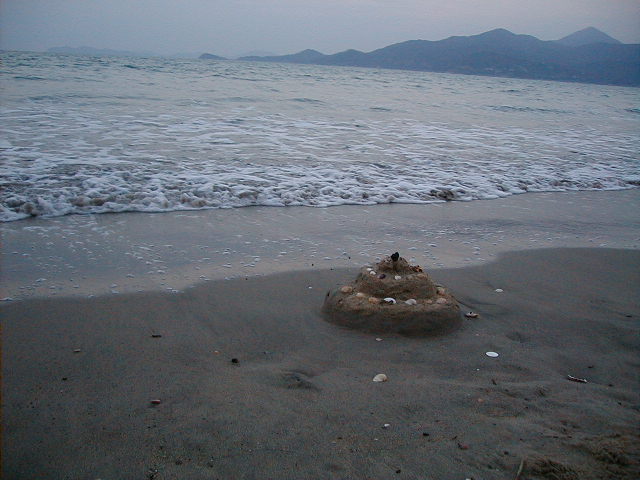 karatsu sand castle.JPG, 1/3/2005, 63 kB
