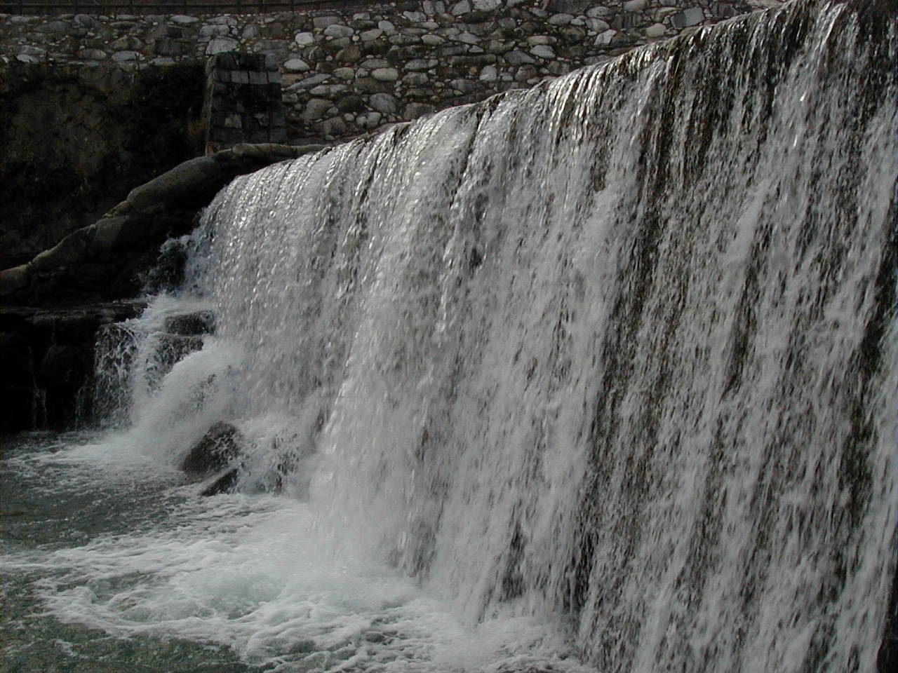 yoshi - waterfall.JPG, 1/3/2005, 197 kB
