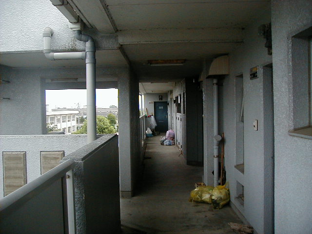 B block hallway.jpg, 62785 bytes, 6/24/2000