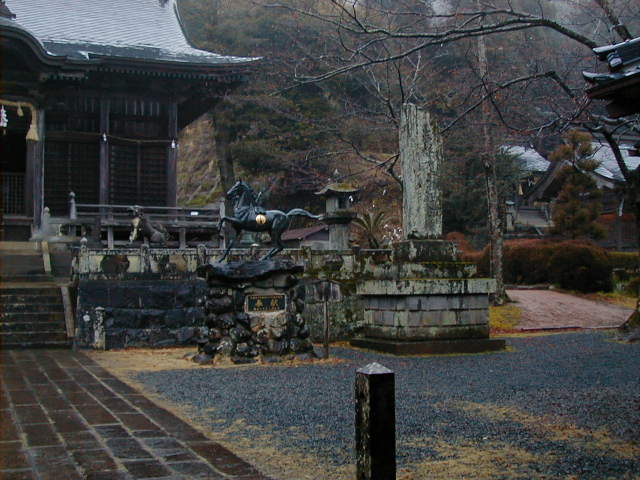 temple grounds.JPG, 1/3/2005, 61 kB