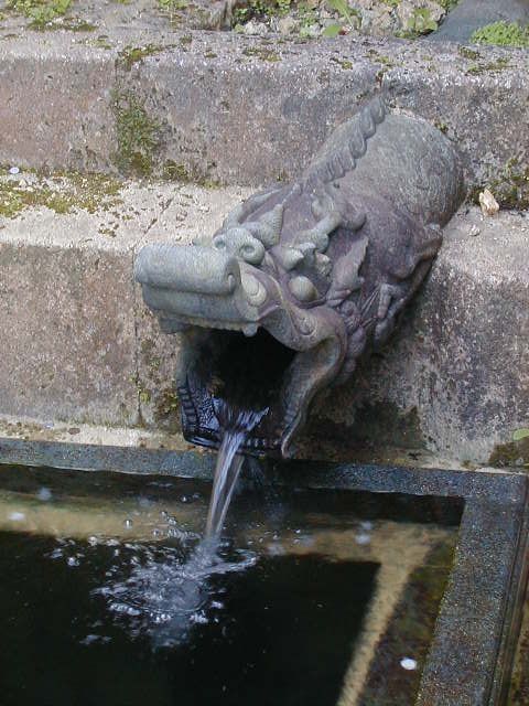 shuridragonfount.jpg, 73151 bytes, 11/27/2000