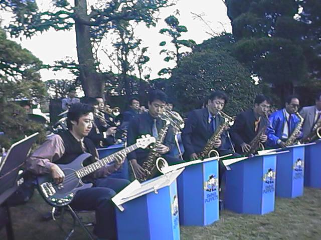 jazz at tea ceremony1.jpg, 81455 bytes, 10/20/1999