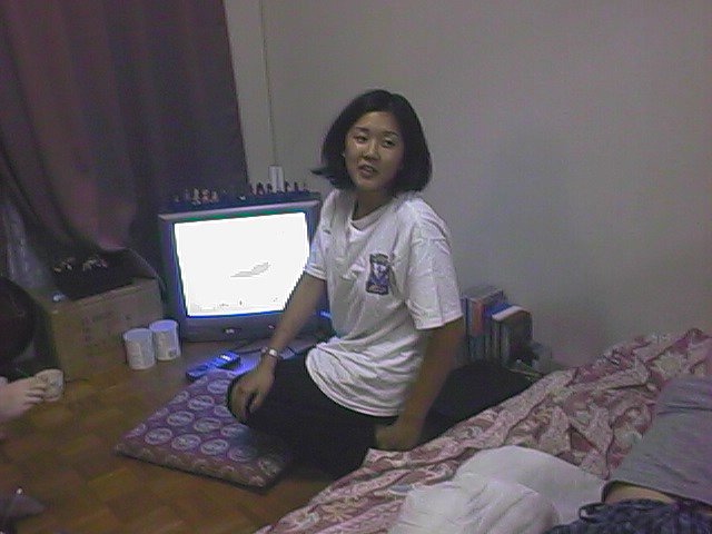 kelli ignores the tv.jpg, 50201 bytes, 10/13/1999