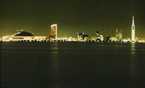 fukuoka from the sea at night.jpg, 34159 bytes, 10/27/1999