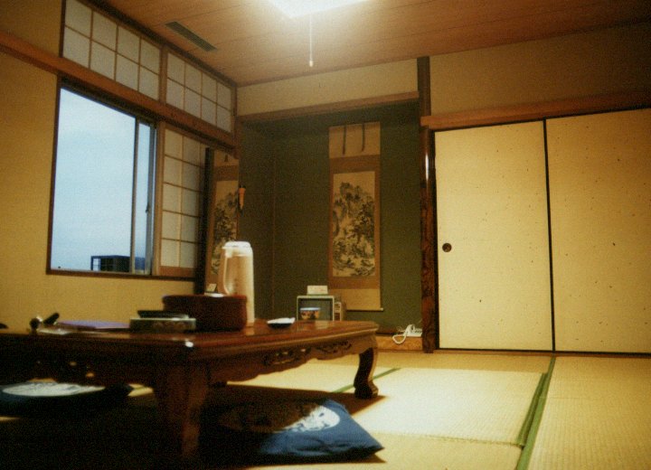 hotel room in iki.jpg, 69092 bytes, 10/14/1999