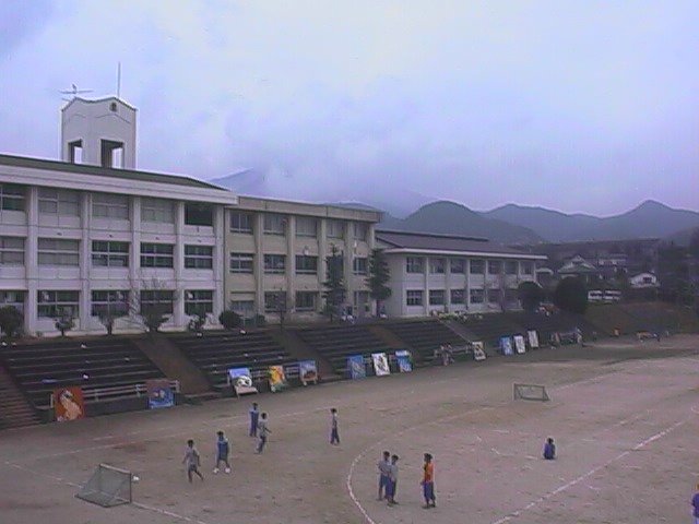 taku exercise yard with soccer.jpg, 49880 bytes, 10/9/1999