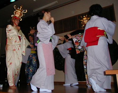 dinnerkimono5.jpg, 39817 bytes, 10/21/2000