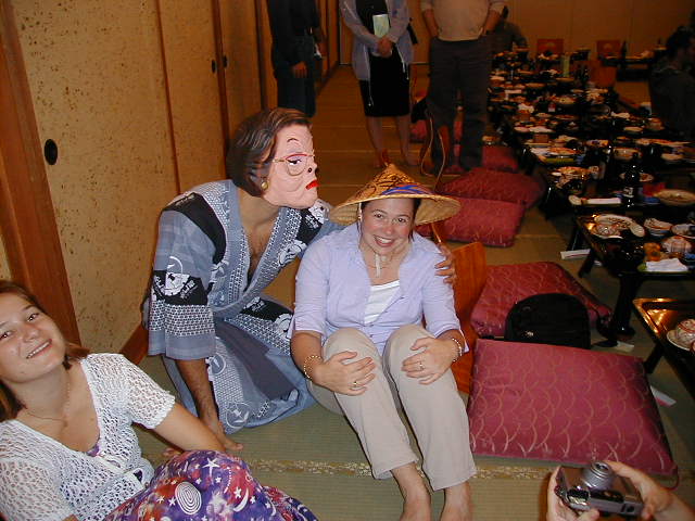 dinnerrachelmargaret.jpg, 62194 bytes, 10/13/2000