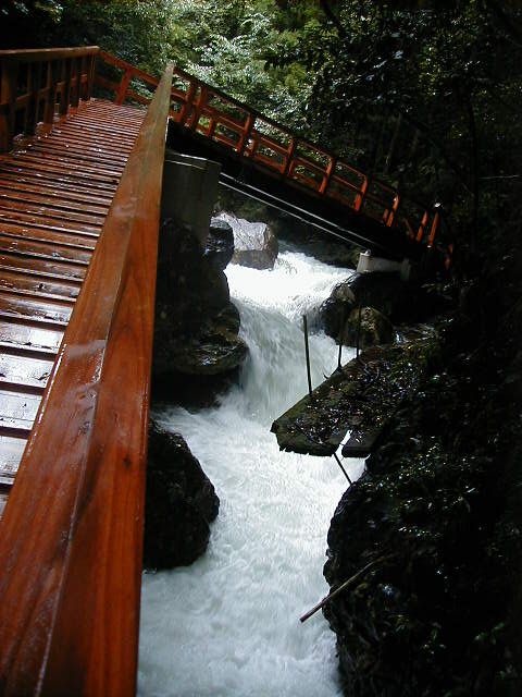 bridgerockswater.jpg, 67124 bytes, 9/18/2000
