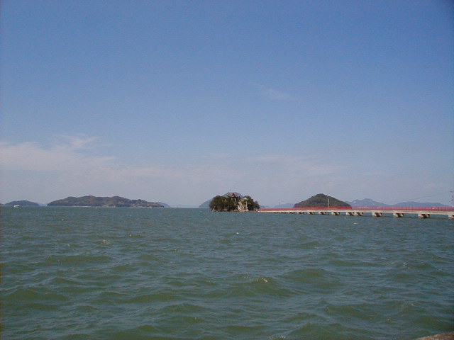floatingtemple1.jpg, 60109 bytes, 9/17/2000