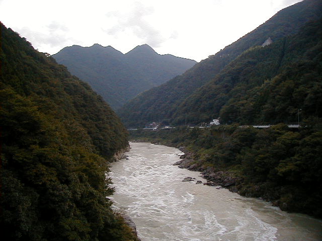 rivervalley.jpg, 59202 bytes, 9/16/2000