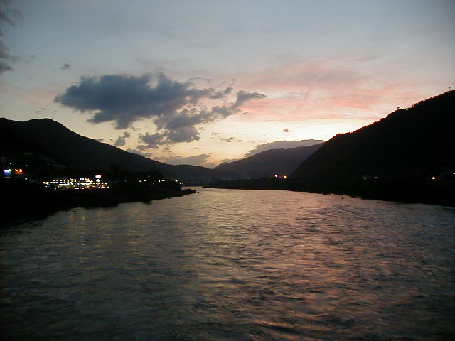 sunsetoverriver.jpg, 58327 bytes, 9/16/2000