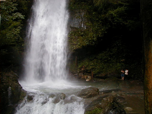 waterfallwithpeople.jpg, 60519 bytes, 9/16/2000