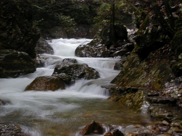 wateroverrocks2.jpg, 60692 bytes, 1/1/1998