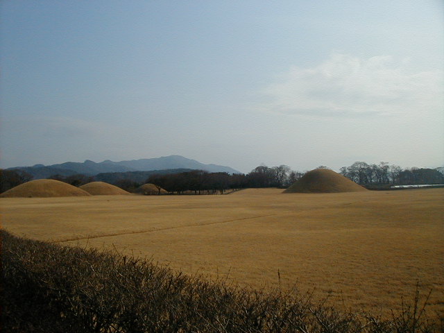 burialmounds.jpg, 61661 bytes, 1/1/1998