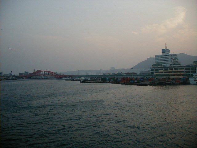 fukuokafromboat2.jpg, 59864 bytes, 1/1/1998