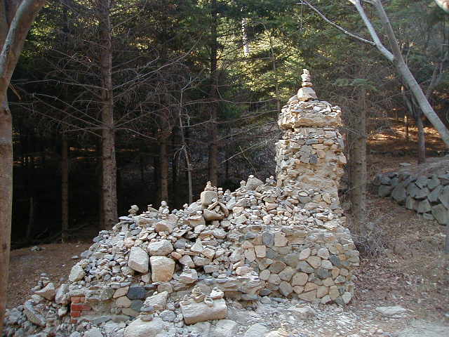 stonepiles.jpg, 63680 bytes, 1/1/1998