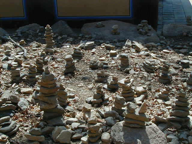 stonepiles2.jpg, 63508 bytes, 1/1/1998