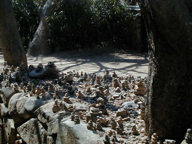 stonepiles3.jpg, 64198 bytes, 1/1/1998
