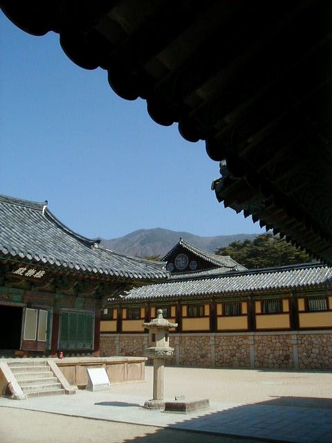 templeinterior45.jpg, 47260 bytes, 3/29/2001